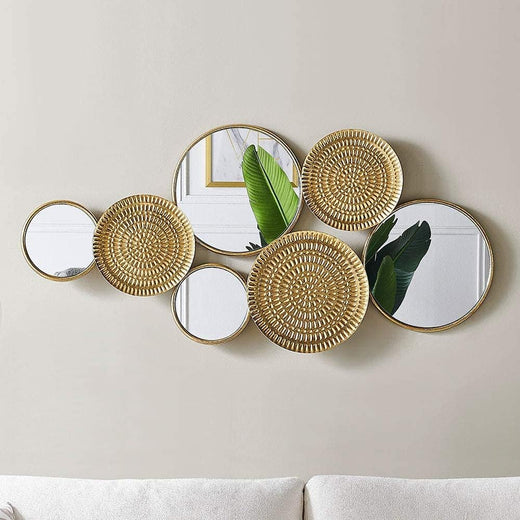 Home decoration metal wall ornaments, a mirror with multiple circular lenses, large modern wall art sculptures for decoration, suitable for living rooms, offices, and bedrooms. Dimensions: 45.3 x 1.9 x 21.6 inches. Made of gold material.