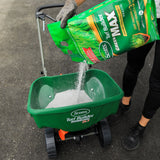 Scotts Turf Builder Green MAX Lawn Fertilizer, 27-0-2, 350-m2 image 3